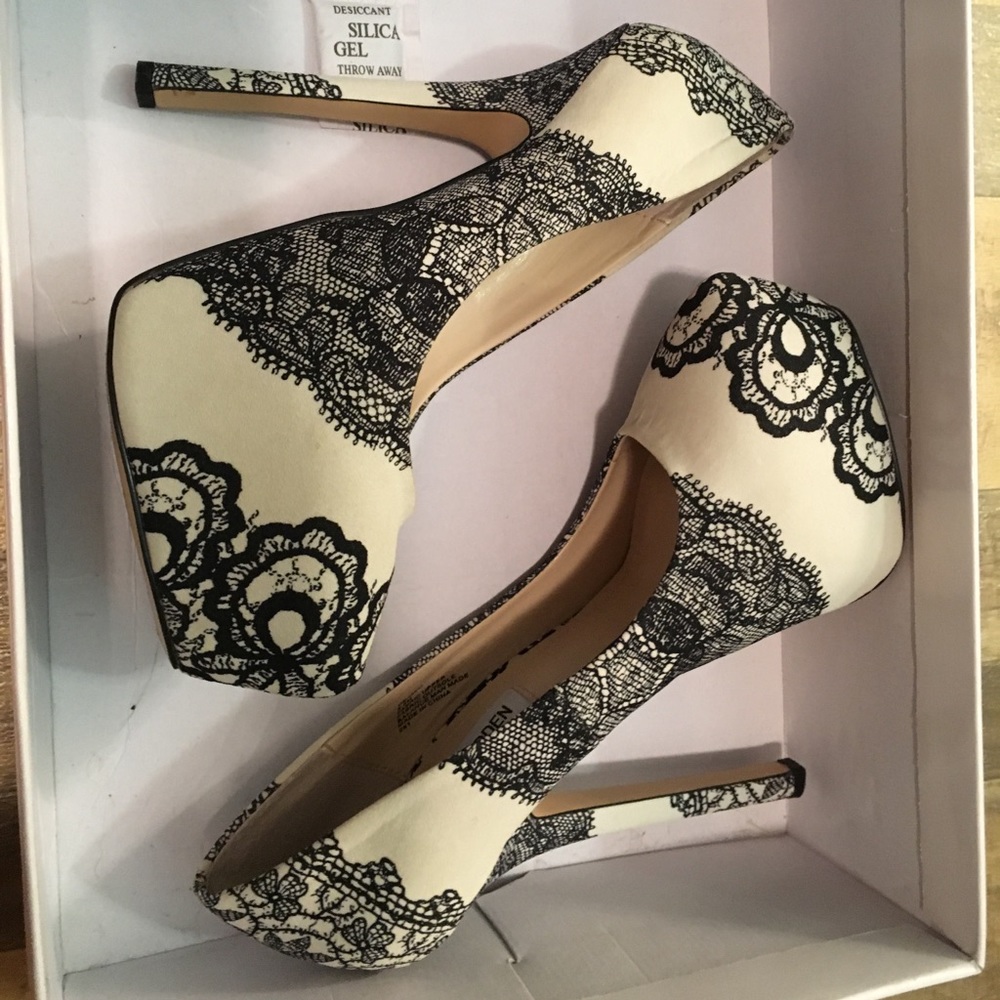 Steve Madden/Dejavu Black/Cream platforms!